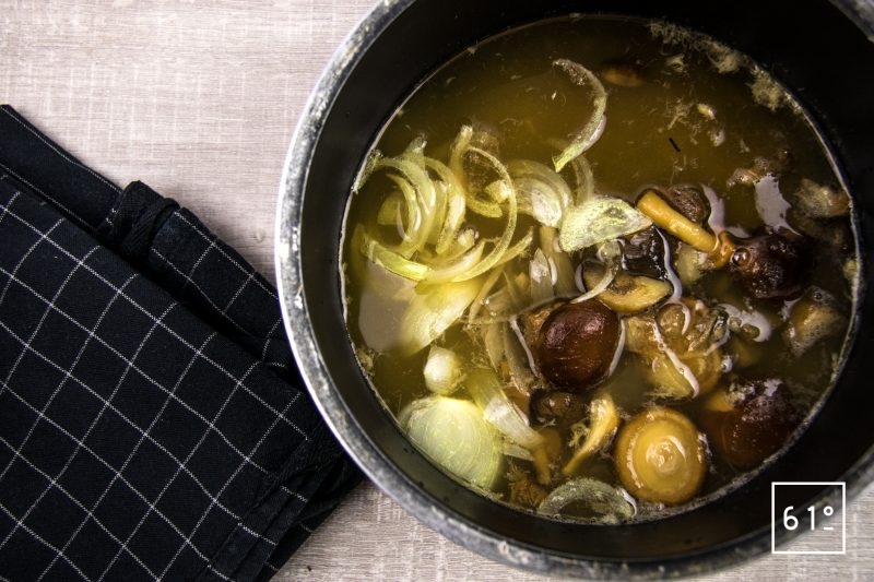 Homard basse température dans son bain de champignons accompagné de girolles et patates douces - rassembler les ingrédients pour le jus lactofermenté