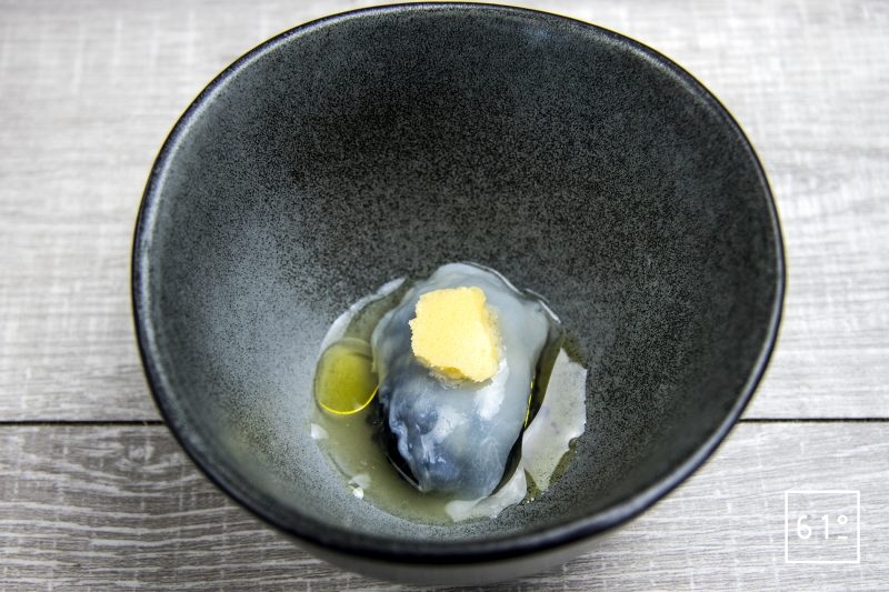 Noix de St Jacques en mise en bouche dans un jus de cèpes lactofermentés sur lit de caviar accompagné d huile d olive et de beurre aux girolles