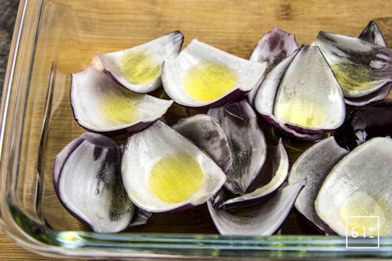 Entrecôte de Black Pearl cuite sosu vide à basse température et son laquage aux fruits rouges - ajouter l'huile sur les morceaux d'oignons