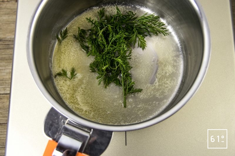 Magret de canard basse température sous vide et carottes glacées au yuzu - frire les fanes de carottes dans du beurre