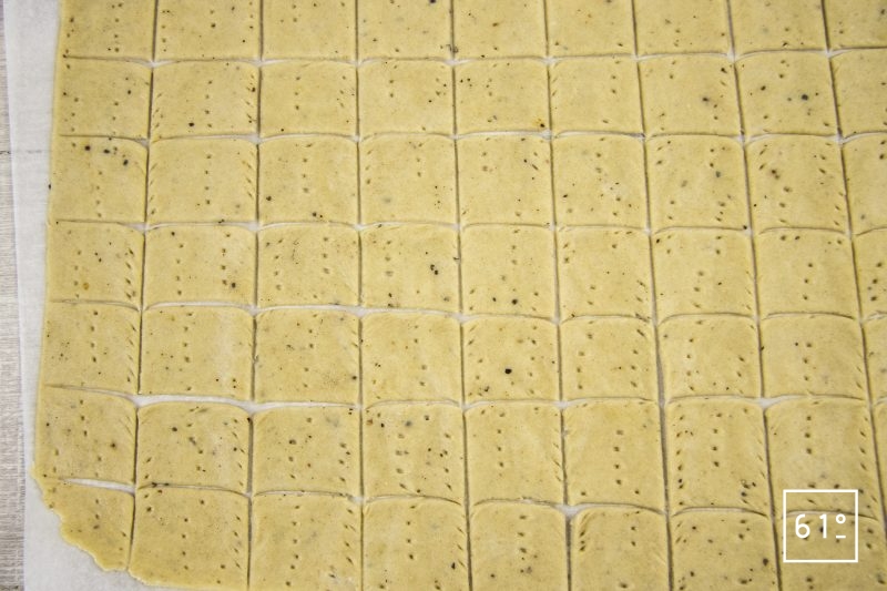 Crackers pavot Osso Iraty - découper la pâte