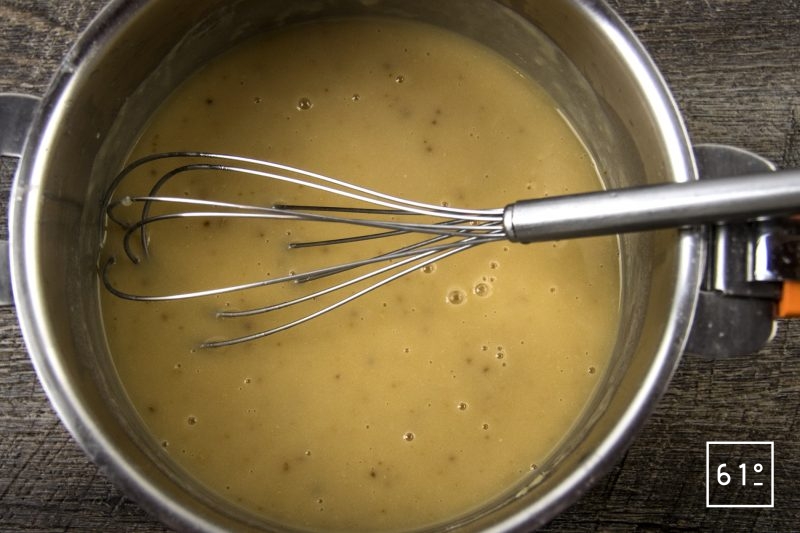 Sauce pour blanquette - ajouter le miso, le jus de citron, le vin blanc et le bouillon de boeuf