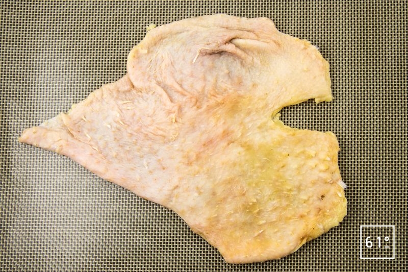 Chips de peau de canard - étaler la peau de canard sur la plaque de cuisson