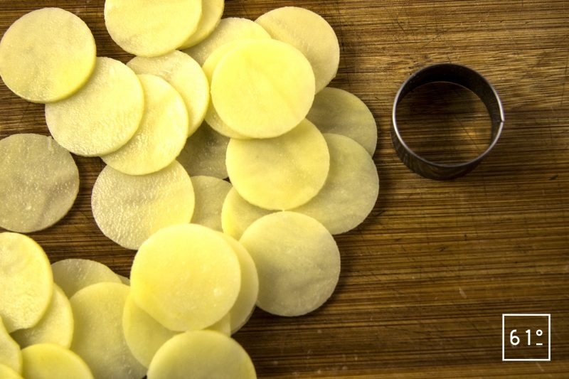 Gratin de pommes de terre au safran - découper les pommes de terre en disques de 3,5 cm et 3 mm d'épaisseur