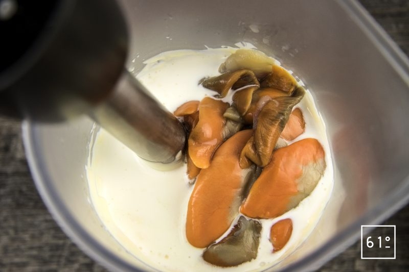Mayonnaise glacée au corail de Saint Jacques - ajouter le corail et la crème et mixer