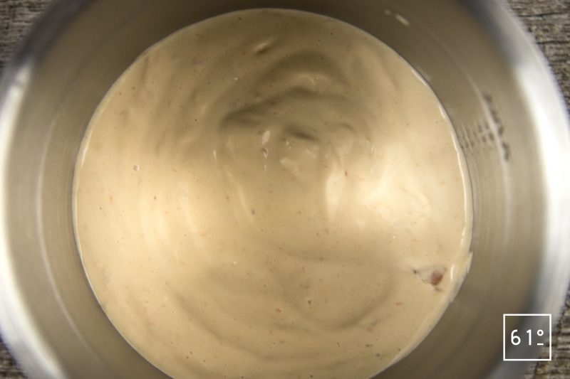 Mayonnaise glacée au corail de Saint Jacques - verser la mayonnaise dans le bol en inox