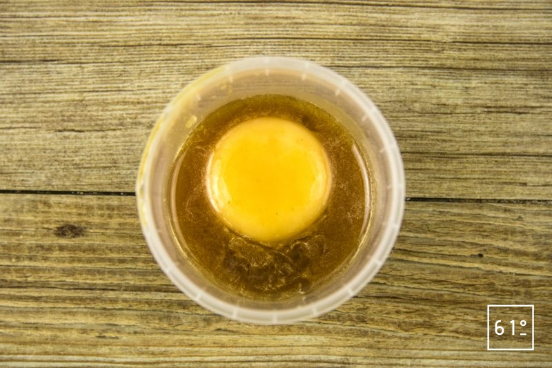 Œuf au mirin - mettre le jaune d’œuf dans la marinade