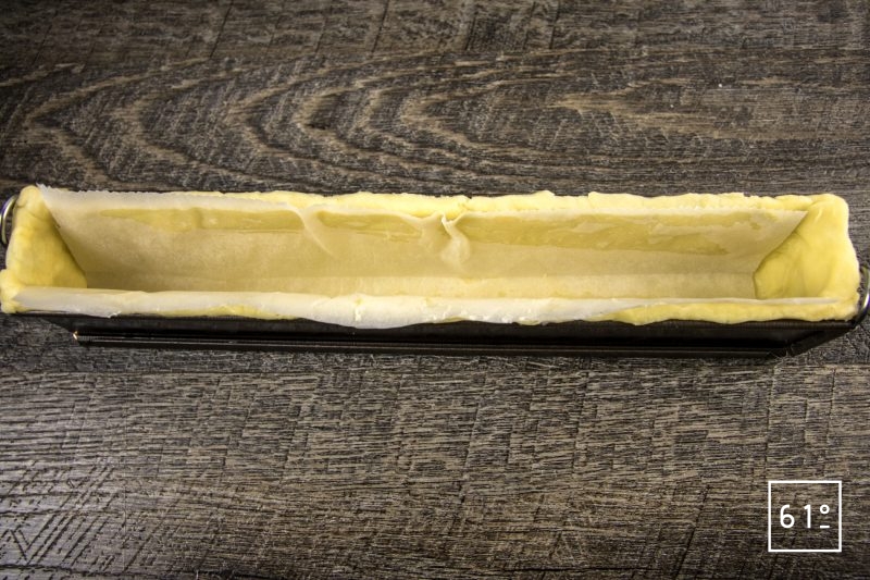 Pâté croûte de canard aux pruneaux et au Rivesaltes - monter la pâte dans le moule à mini pâté croûte et déposer au contact un papier alimentaire