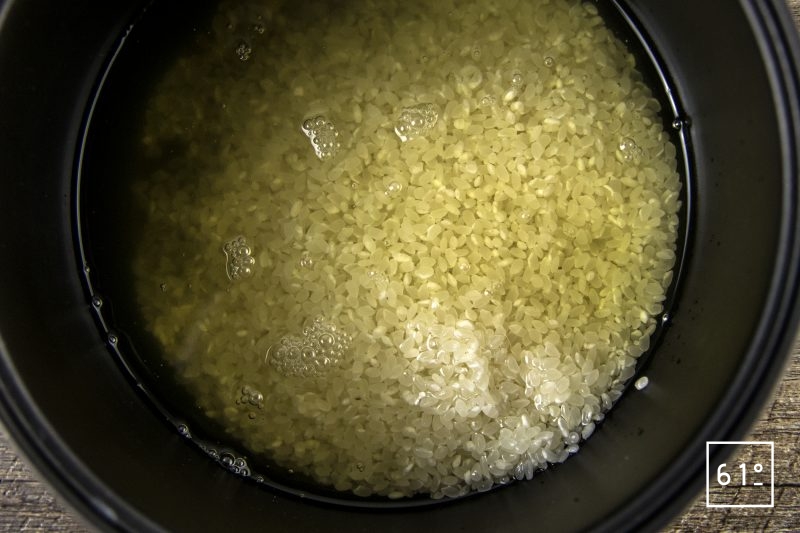 Sole et ornithogales comme un maki déstructuré - placer le riz et le bouillon d'asperge dans le bol du cuiseur à riz
