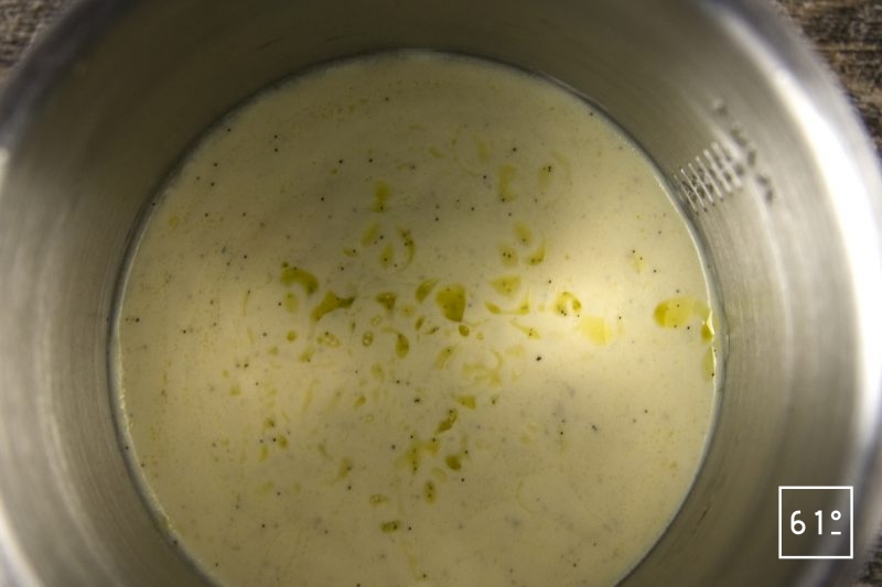Crème glacée à la vanille et à l'huile d'olive - remplir le bol