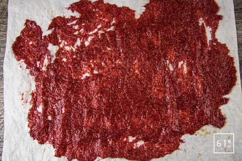 Tuile / cuir de pulpe de fraise déshydratée - étaler le pulpe pour la déshydratation
