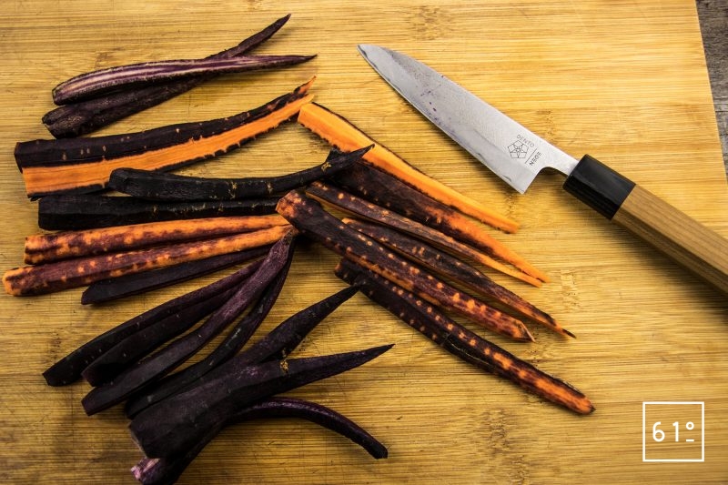 Wagyu en basse température sous vide et carottes à la confiture de myrtille - découper les carottes violettes