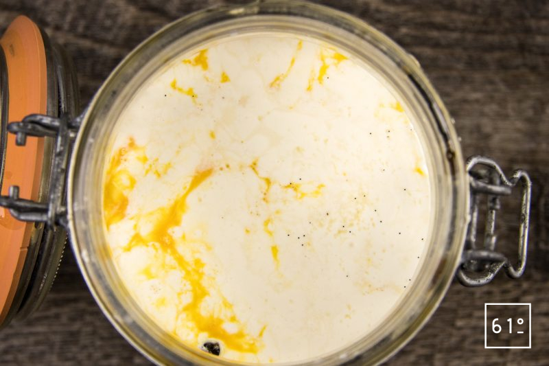 Crème anglaise sous vide à la vanille bleue - rassembler les ingrédients de la crème anglaise dans un bocal à conserves