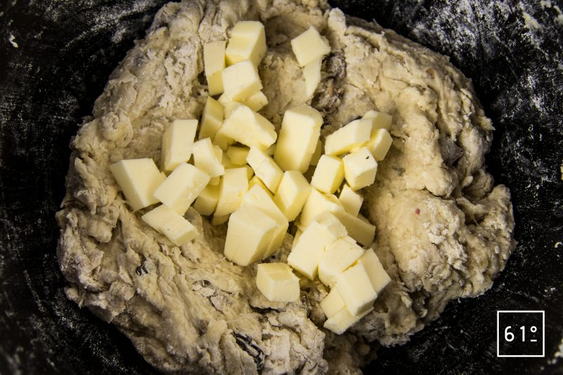 Hot cross buns - ajouter le beurre