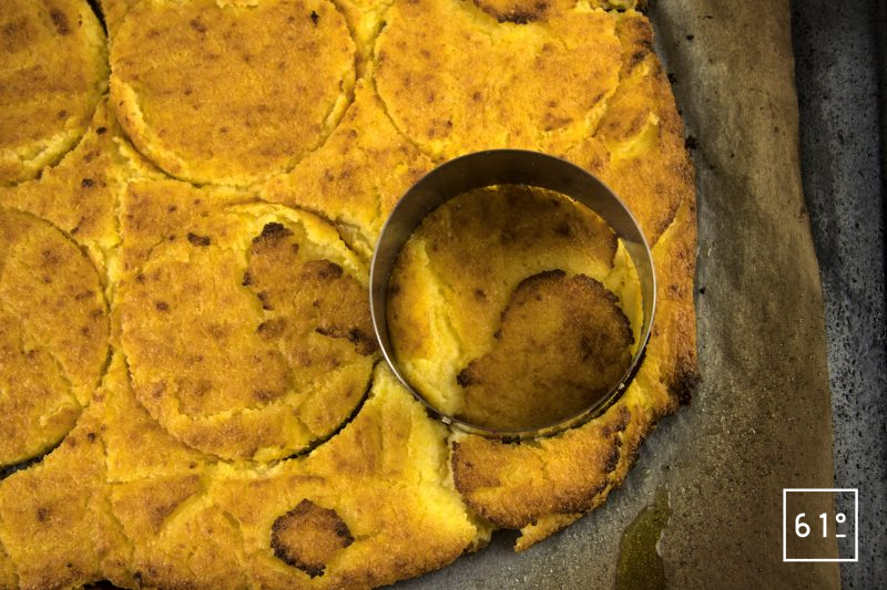 Poularde de Bresse, caponata et ses sauces - détailler les cercles de polenta