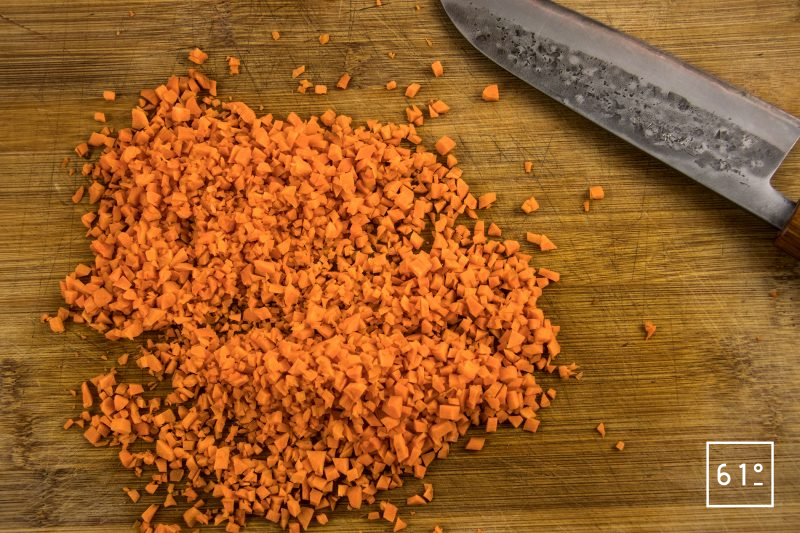 Pâtes soufflées et sa sauce à la salaison de noir de Bigorre - découper les carottes