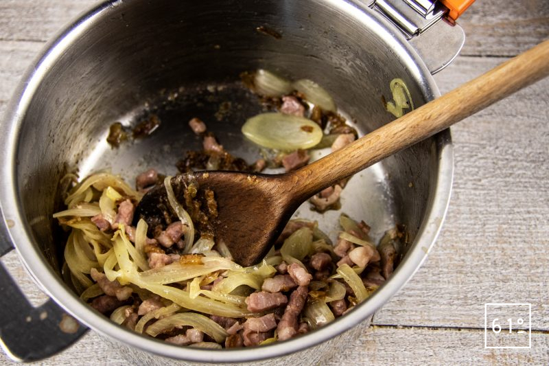 Salade de pommes de terre et saucisses de Montbéliard - cuire les lardons et les oignons