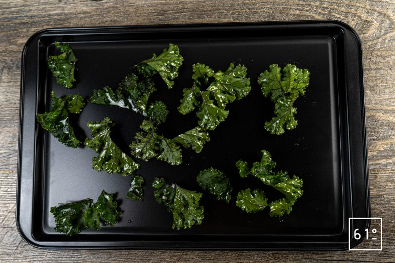 Chips de chou kale - mettre sur une plaque pour aller au four et badigeonner d'huile