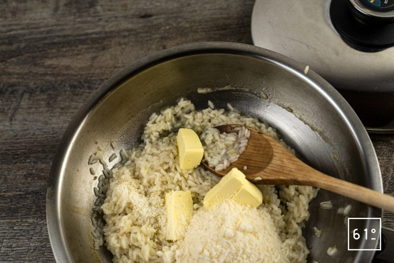 Poulpe et risotto noir - ajouter le beurre et le parmesan