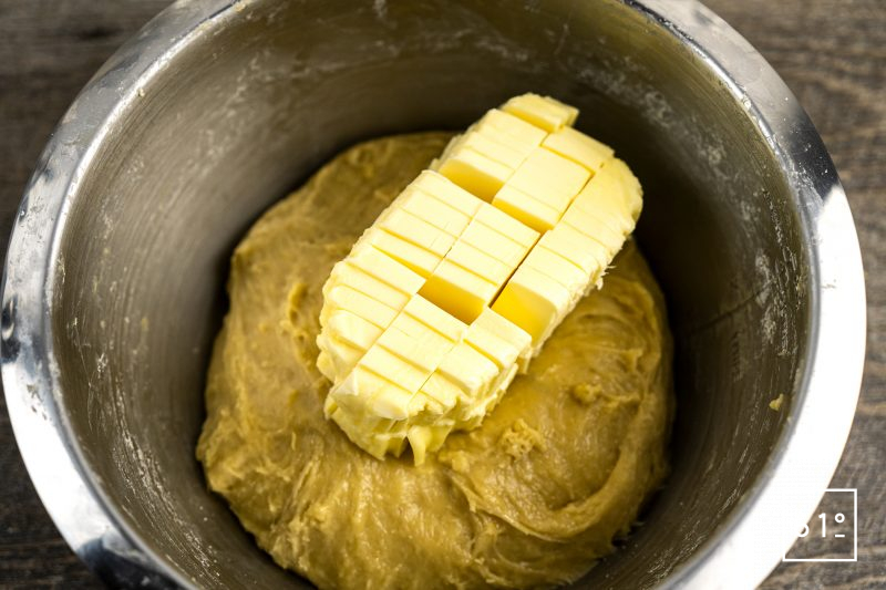 Brioche tressée au levain - ajouter le beurre mou