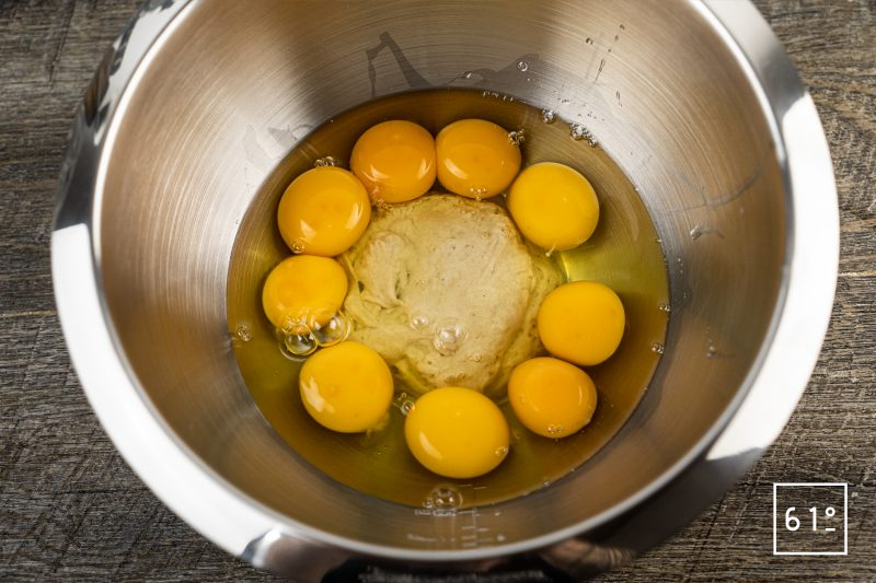 Brioche tressée au levain - mélanger les œufs et le levain