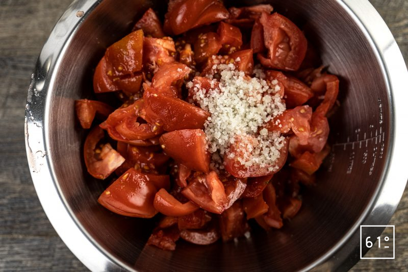 Eau de tomates lactofermentées - ajouter le sel et mélanger
