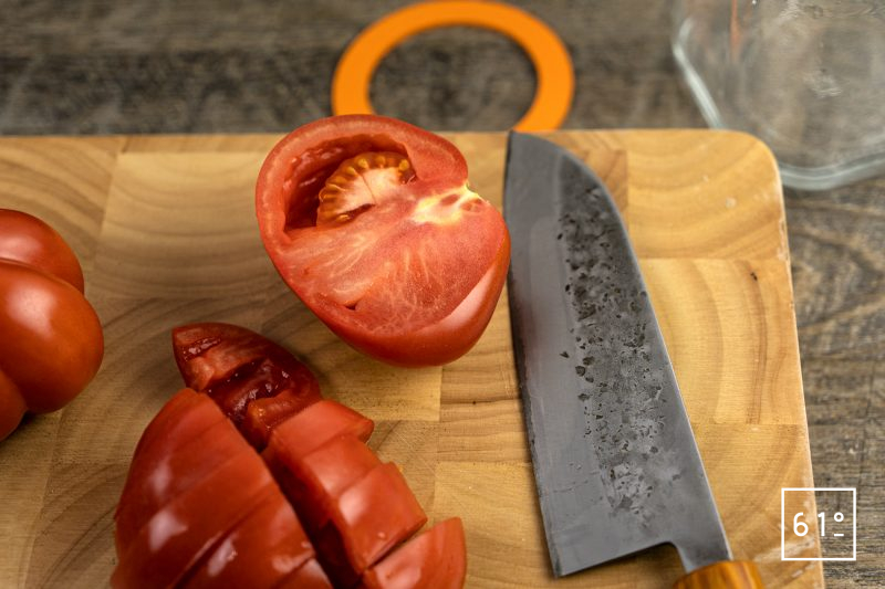 Eau de tomates lactofermentées - découper les tomates