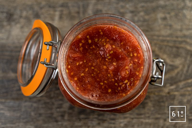 Eau de tomates lactofermentées - mettre en pot les tomates mélangées au sel