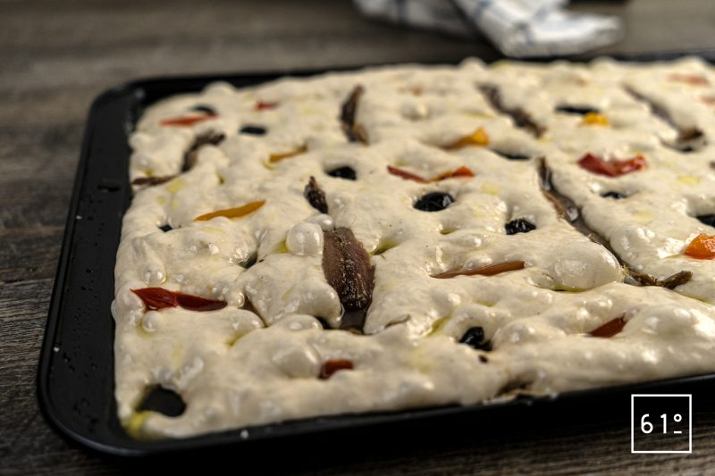Focaccia poivron olive anchois - garnir la focaccia