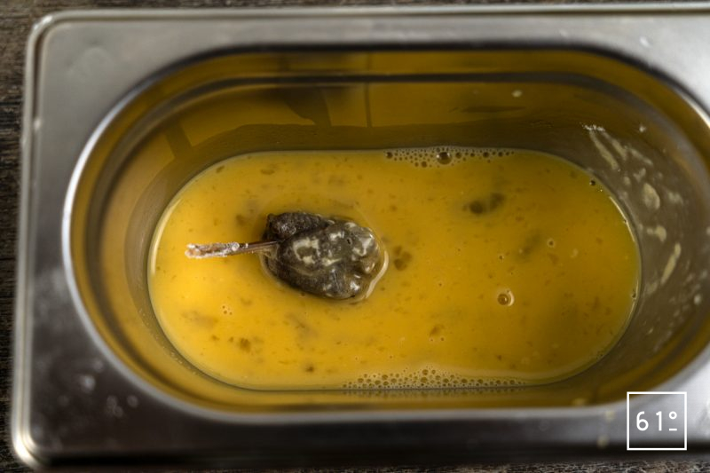 Jambonnettes de cuisses de grenouilles dans leur étang vert - passer dans l’œuf