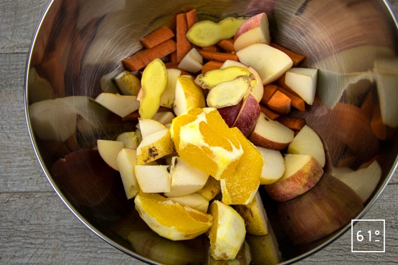 Jus de carottes, orange, poire, pomme et gingembre - découper les fruits et la racine de gingembre