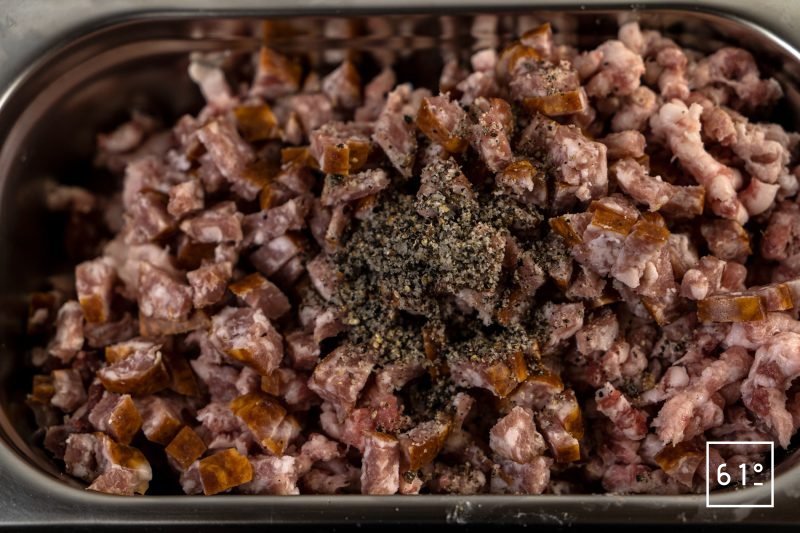 Mini pâté choucroute - mélanger le hachis de viande, les dés de saucisse et le poivre