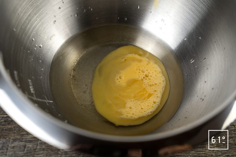 Pâte à foncer - ajouter l'eau, le sel, le sucre et le jaune d’œuf