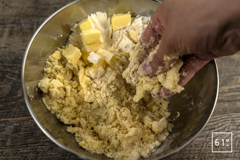Pâte brisée - sabler le beurre et la farine