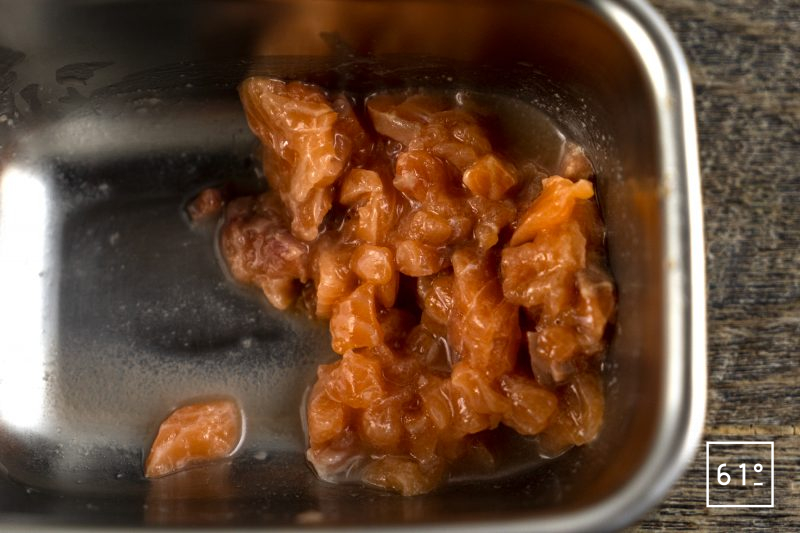 Tartare de saumon à l'oursin - mélanger le tartare à l'eau de tomate lactofermentée et au garum de bœuf