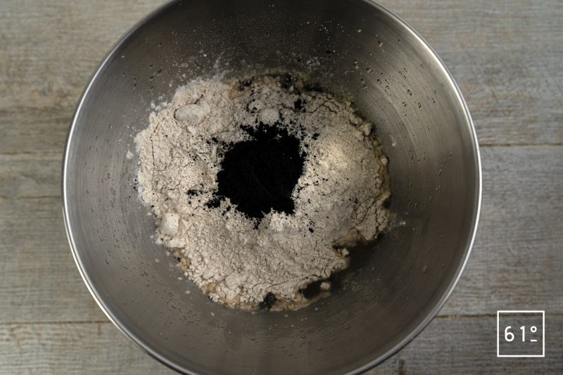 Pain bicolore au charbon et maïs - rassembler les ingrédients pour la pâte au charbon