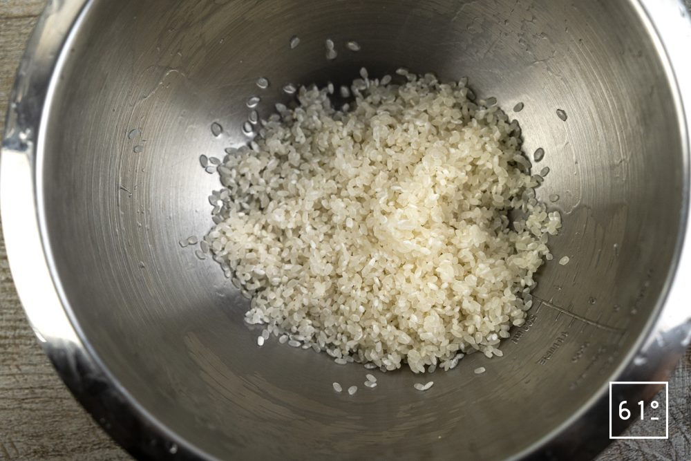 Cuisson du riz japonais - laver le riz jusqu'à obtenir une eau transparente