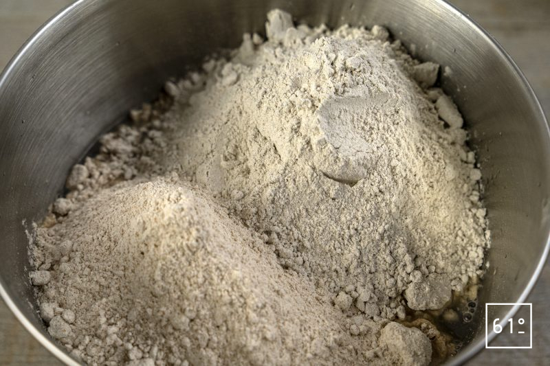 Pain de méteil à l'épeautre - ajouter la farine