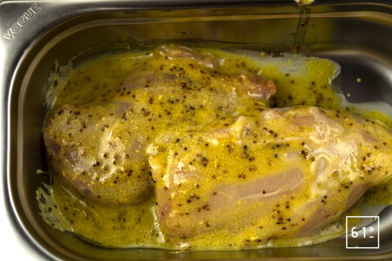 Poulet mariné à la moutarde - mélanger la marinade et les filets de poulet