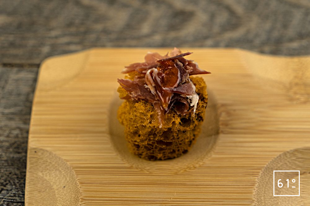 Sponge cake déshydraté au ketchup et au jambon Recette 61°Degrés