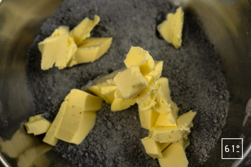 Craquelin au charbon - ajouter le beurre
