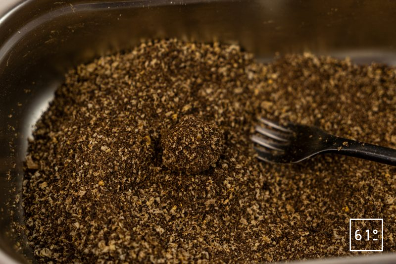 Truffe d'or - rouler les truffes dans le chocolat