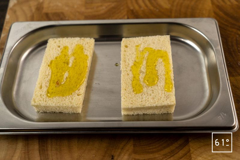 Gyukatsu sando -sandwich japonais frit au bœuf - imbiber les tranches de pain d'huile