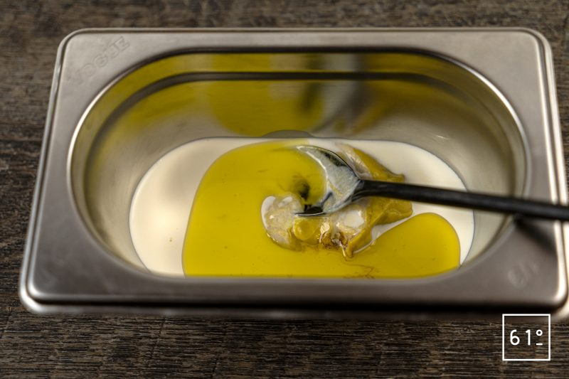 Sauce moutarde jaune - rassembler et mélanger