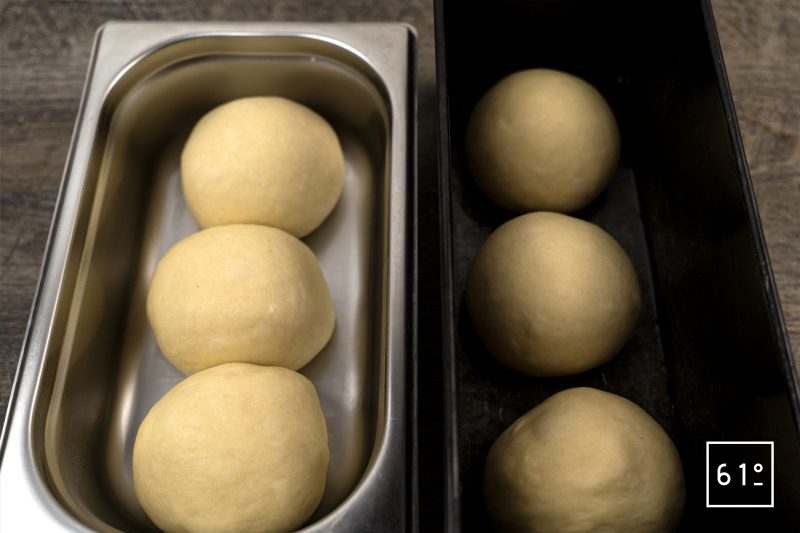 Shokupan - pain de mie japonais - placer les boules de pâte dans le moule