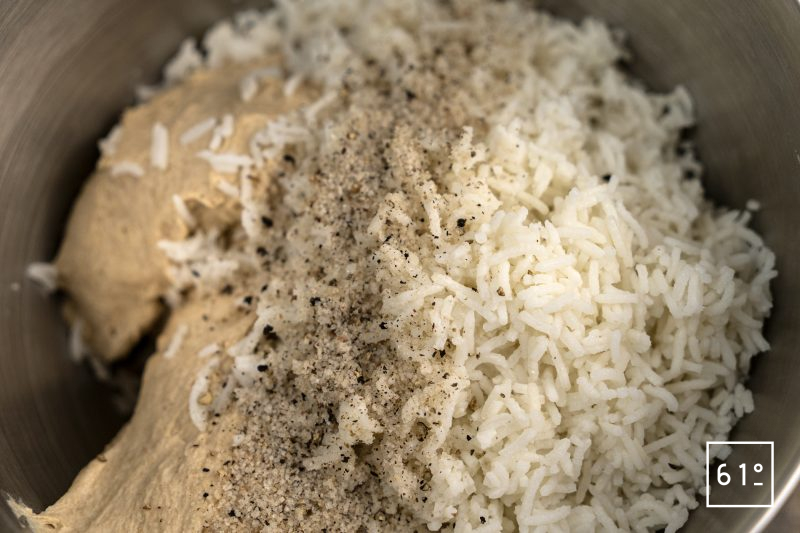 Pain au riz - ajouter le riz cuit et pétrir