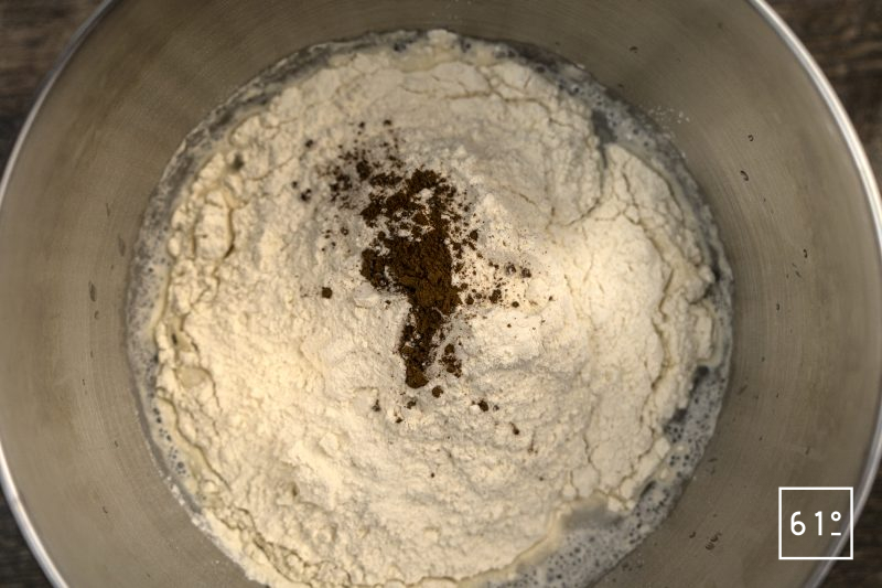 Focaccia - ajouter les farines de gruau et d'orge maltée et fraser la pâte