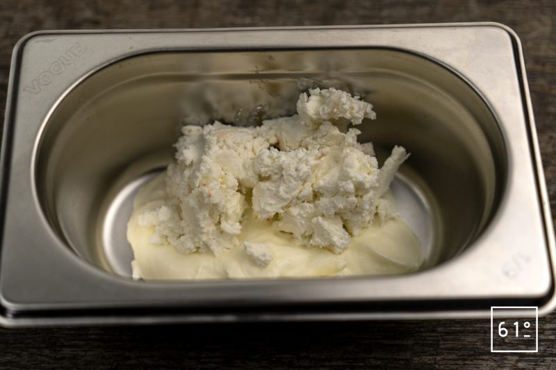 Fromage frais et huile d'ugli - rassembler le fromage frais et le fromage blanc.