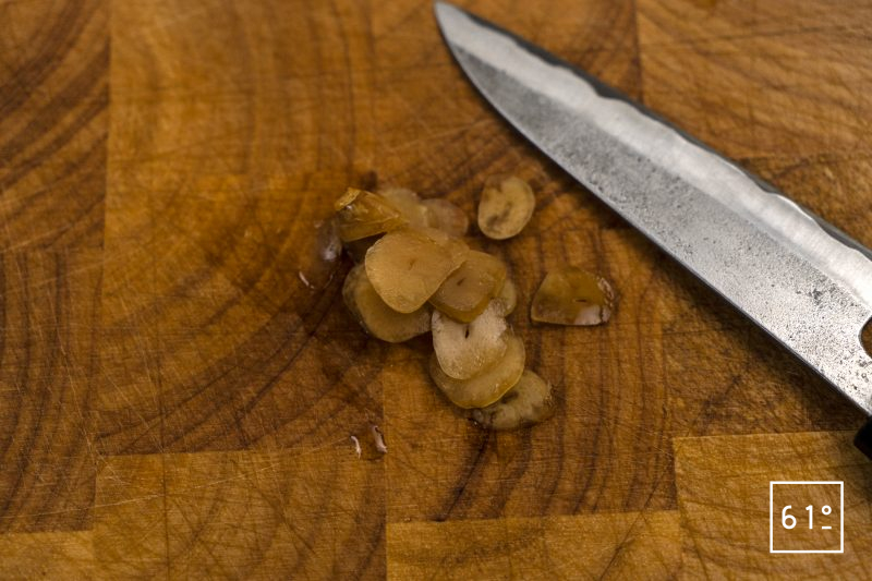 Shimeji et bouillon de calamars grillés - émincer l'ail au miel