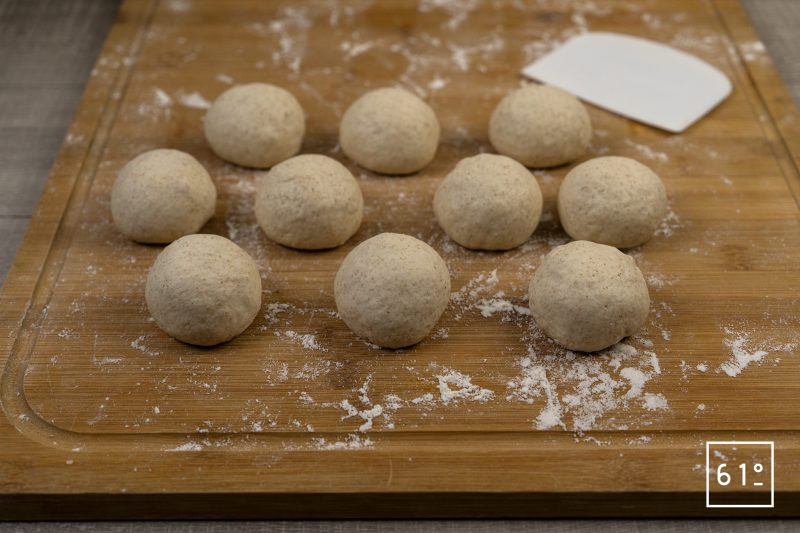 Muffins anglais vegan au levain - diviser en 10 pâtons